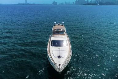 Azimut Lucky Star 62 piede (19m) Barca a motore a Dubai Harbour in affitto a Dubai