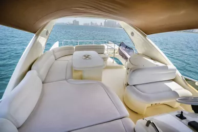 Azimut Lucky Star 62 piede (19m) Barca a motore a Dubai Harbour in affitto a Dubai 3