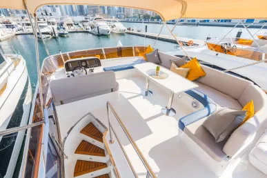 Sky Walker Kio 52 piede (16m) Barca a motore a Dubai Harbour in affitto a Dubai 2