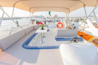 Sky Walker RAK 1 52 ft (16m) Bateau à moteur à Dubai Harbour à louer à Dubaï 8