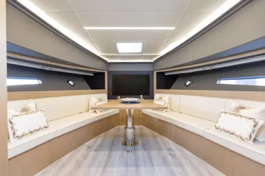 Sky Walker RAK 1 52 ft (16m) Bateau à moteur à Dubai Harbour à louer à Dubaï 1