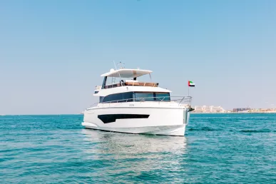 在迪拜 租 Sky Walker Gala 62 英尺 (19m) 动力船 在迪拜港