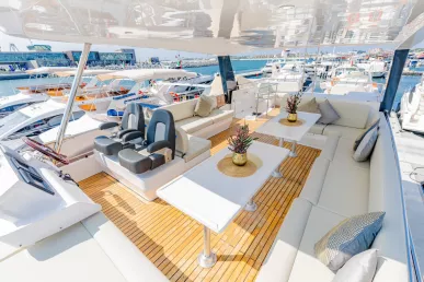 Motorboot Sky Walker Reno 62 ft (19m) in Dubai Harbour te huur in Dubai 3