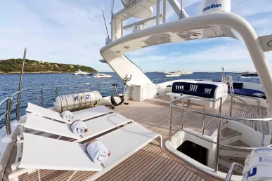 Benetti Gallus 115 pie (36m) Barco de motor en Dubai Harbour para alquiler en Dubái 3
