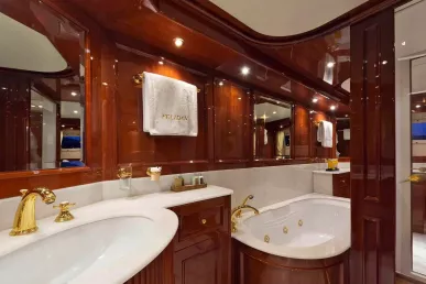 Benetti Gallus 115 pie (36m) Barco de motor en Dubai Harbour para alquiler en Dubái 10