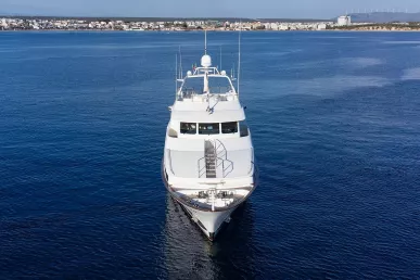 Benetti Gallus 115 pie (36m) Barco de motor en Dubai Harbour para alquiler en Dubái