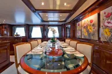 Benetti Gallus 115 pie (36m) Barco de motor en Dubai Harbour para alquiler en Dubái 7