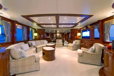 Benetti Gallus 115 pie (36m) Barco de motor en Dubai Harbour para alquiler en Dubái 6