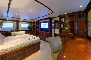 Benetti Gallus 115 pie (36m) Barco de motor en Dubai Harbour para alquiler en Dubái 9