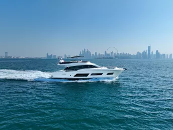 Ferretti 67 pie (21m) Barco de motor en Dubai Harbour para alquiler en Dubái
