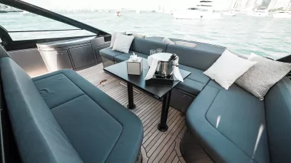 Pershing 5X Shark Grey 52 piede (16m) Barca a motore a Dubai Harbour in affitto a Dubai 3