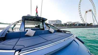 Pershing 5X Shark Grey 52 piede (16m) Barca a motore a Dubai Harbour in affitto a Dubai 5
