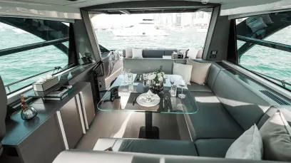 Pershing 5X Shark Grey 52 piede (16m) Barca a motore a Dubai Harbour in affitto a Dubai 6
