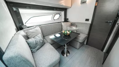 Pershing 5X Shark Grey 52 piede (16m) Barca a motore a Dubai Harbour in affitto a Dubai 7