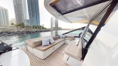 Pershing 5X Pearl White 52 piede (16m) Barca a motore a Dubai Harbour in affitto a Dubai 3