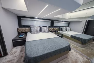Pershing 5X Pearl White 52 piede (16m) Barca a motore a Dubai Harbour in affitto a Dubai 12