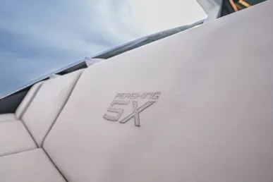 Pershing 5X Pearl White 52 piede (16m) Barca a motore a Dubai Harbour in affitto a Dubai 5