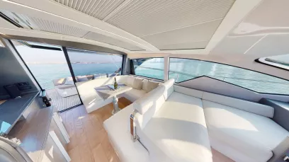 Pershing 5X Pearl White 52 piede (16m) Barca a motore a Dubai Harbour in affitto a Dubai 8