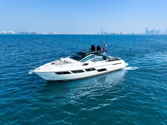 Pershing 5X Pearl White 52 piede (16m) Barca a motore a Dubai Harbour in affitto a Dubai