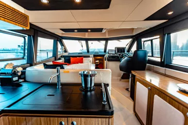Azimut Magellano 43 pie (14m) Barco de motor en Dubai Marina para alquiler en Dubái 8