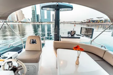 Azimut Magellano 43 pie (14m) Barco de motor en Dubai Marina para alquiler en Dubái 2