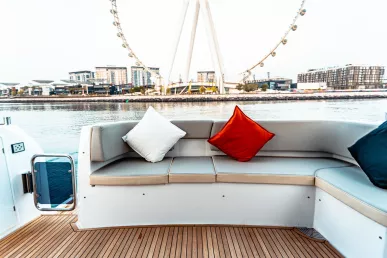 Azimut Magellano 43 pie (14m) Barco de motor en Dubai Marina para alquiler en Dubái 6