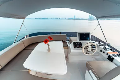 Azimut Magellano 43 pie (14m) Barco de motor en Dubai Marina para alquiler en Dubái 3