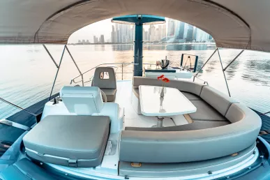 Azimut Magellano 43 pie (14m) Barco de motor en Dubai Marina para alquiler en Dubái 4
