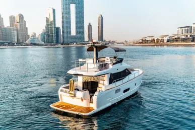 Azimut Magellano 43 pie (14m) Barco de motor en Dubai Marina para alquiler en Dubái