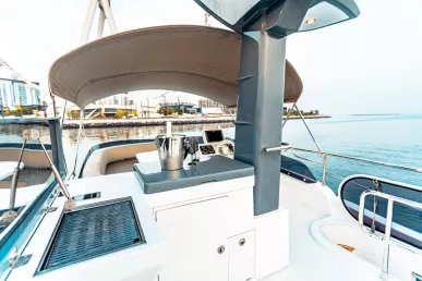 Azimut Magellano 43 pie (14m) Barco de motor en Dubai Marina para alquiler en Dubái 5