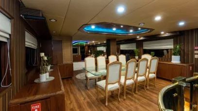 Hatteras Poseidon 118 piede (36m) Barca a motore a Dubai Harbour in affitto a Dubai 8