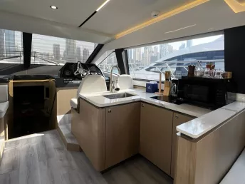 Sky Walker Zia 52 pie (16m) Barco de motor en Dubai Harbour para alquiler en Dubái 5