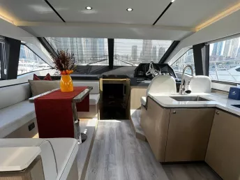 Sky Walker Zia 52 pie (16m) Barco de motor en Dubai Harbour para alquiler en Dubái 3
